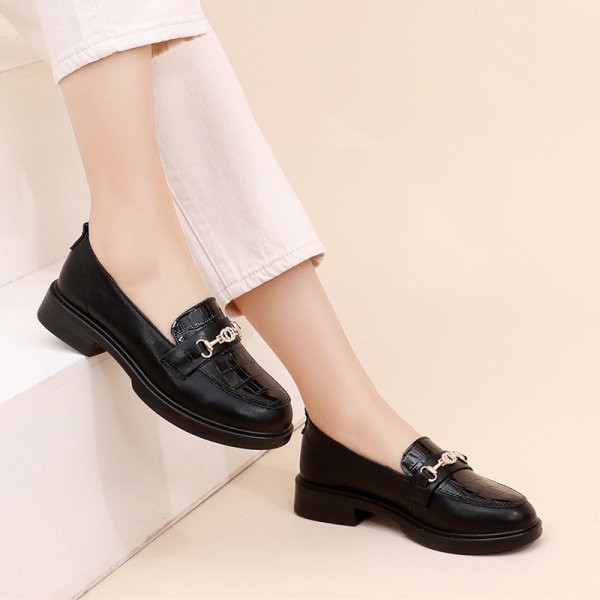 Női alkalmi mokaszinok fémes elemekkel