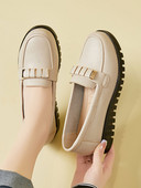 Sieviešu mokasīni no eko ādas - ar metāla elementu