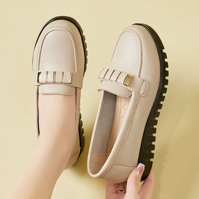 Sieviešu mokasīni no eko ādas - ar metāla elementu