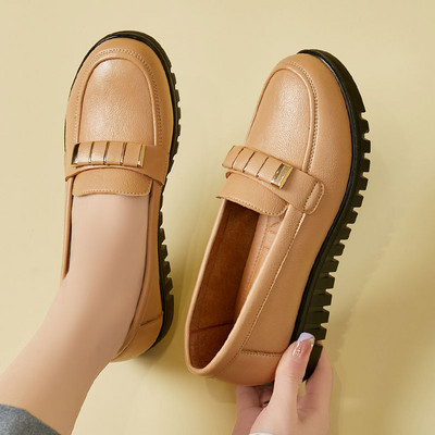 Sieviešu mokasīni no eko ādas - ar metāla elementu