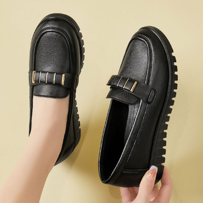 Sieviešu mokasīni no eko ādas - ar metāla elementu