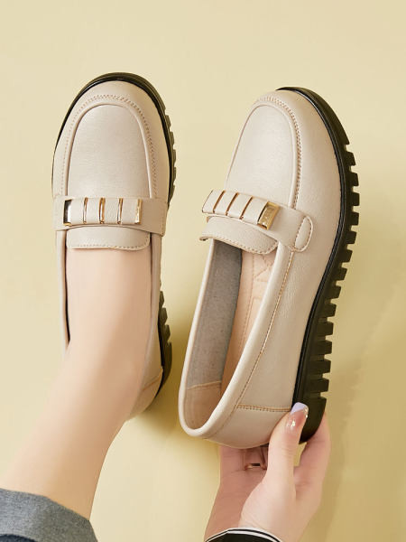 Sieviešu mokasīni no eko ādas - ar metāla elementu