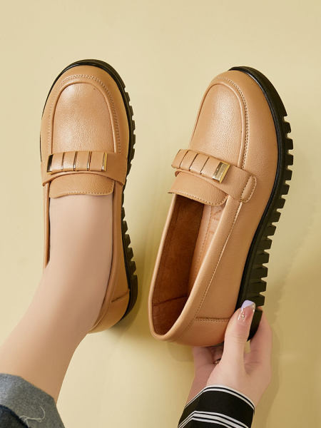 Sieviešu mokasīni no eko ādas - ar metāla elementu