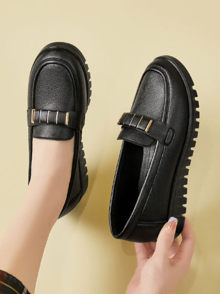 Sieviešu mokasīni no eko ādas - ar metāla elementu