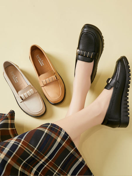 Sieviešu mokasīni no eko ādas - ar metāla elementu