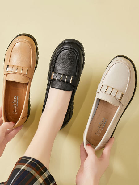 Sieviešu mokasīni no eko ādas - ar metāla elementu