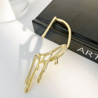 Sieviešu auskars ar nestandarta formu uz auss