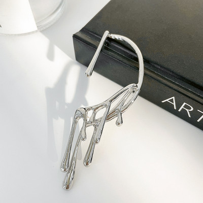 Sieviešu auskars ar nestandarta formu uz auss