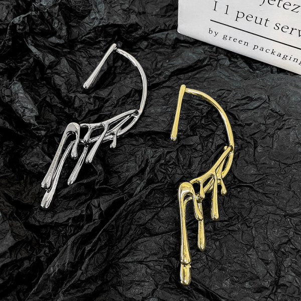 Sieviešu auskars ar nestandarta formu uz auss