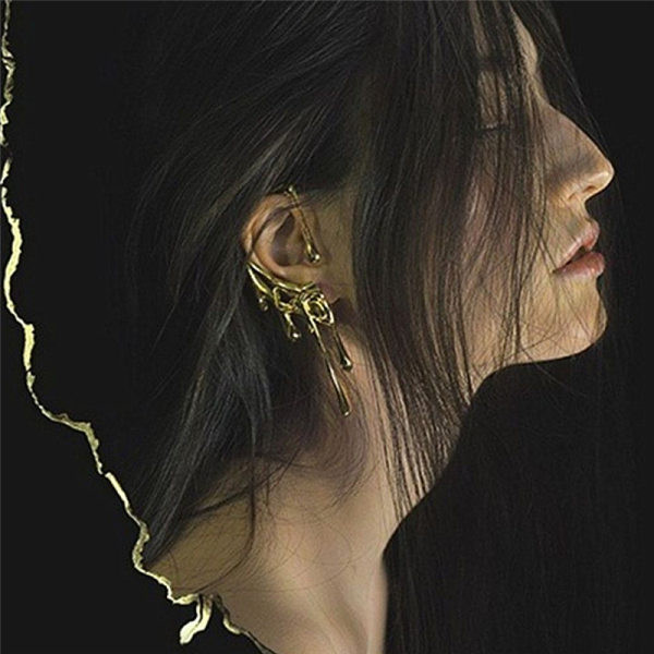 Sieviešu auskars ar nestandarta formu uz auss