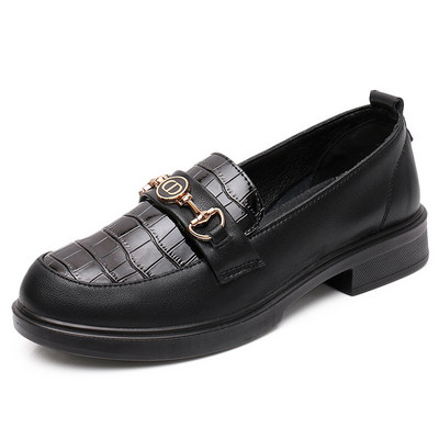 Γυναικεία μοκασίνια από οικολογικό δέρμα με μεταλλικά στοιχεία