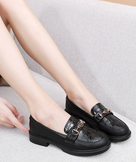 Γυναικεία μοκασίνια από οικολογικό δέρμα με μεταλλικά στοιχεία