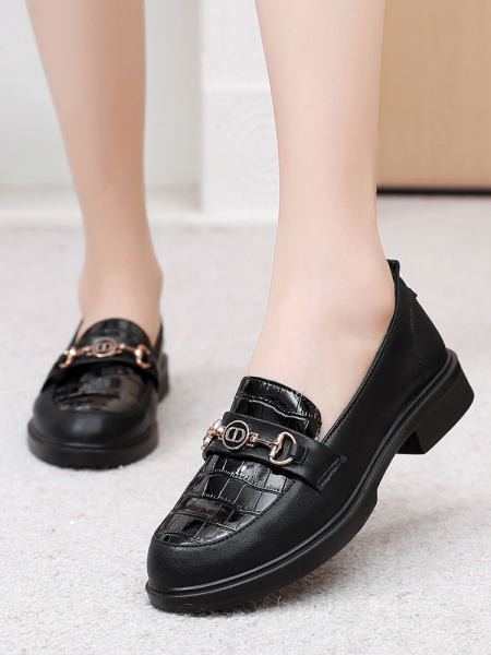 Γυναικεία μοκασίνια από οικολογικό δέρμα με μεταλλικά στοιχεία