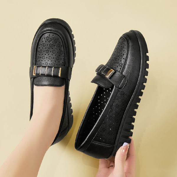 Sieviešu moderni mokasīni ar metāla elementu