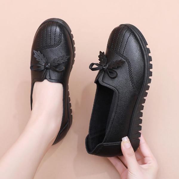 Sieviešu ādas apavi ar lentīti trīs krāsās