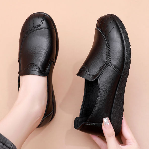 Sieviešu ādas mokasīnu tīrs modelis