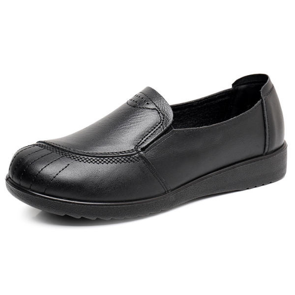 Sieviešu ādas mokasīnu tīrs modelis