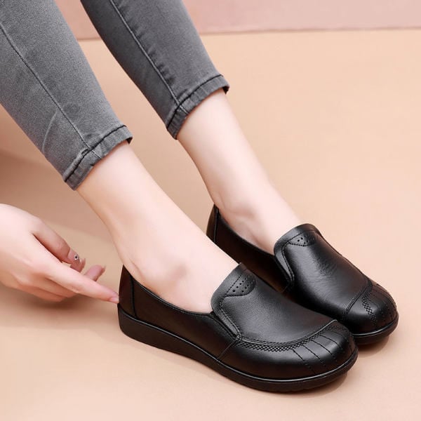 Sieviešu ādas mokasīnu tīrs modelis