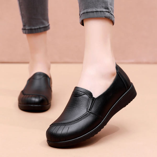 Sieviešu ādas mokasīnu tīrs modelis