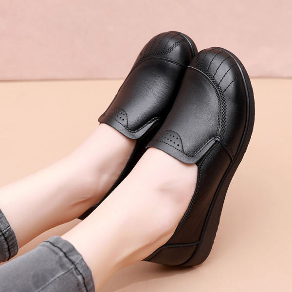 Sieviešu ādas mokasīnu tīrs modelis