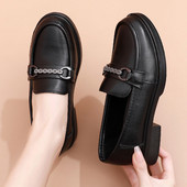 Sieviešu mokasīnu ikdienas modelis ar metāla elementiem