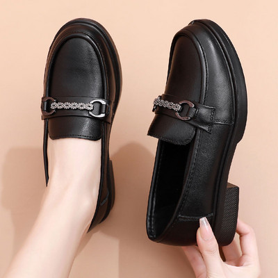 Sieviešu mokasīnu ikdienas modelis ar metāla elementiem