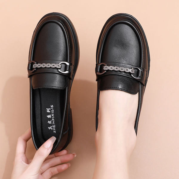 Sieviešu mokasīnu ikdienas modelis ar metāla elementiem