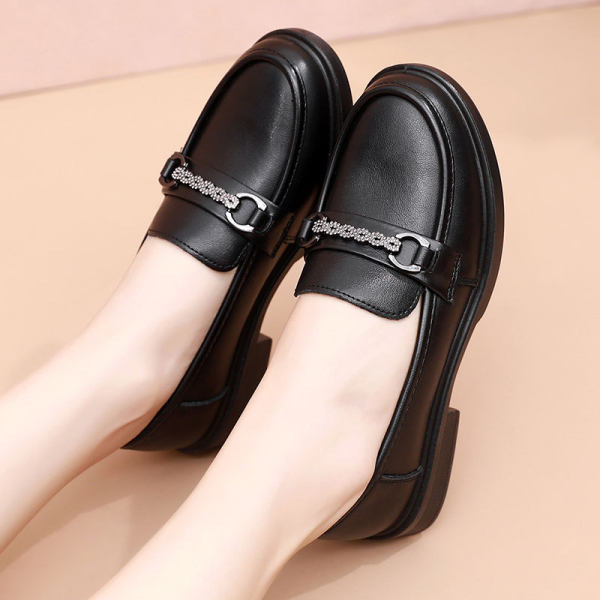 Sieviešu mokasīnu ikdienas modelis ar metāla elementiem