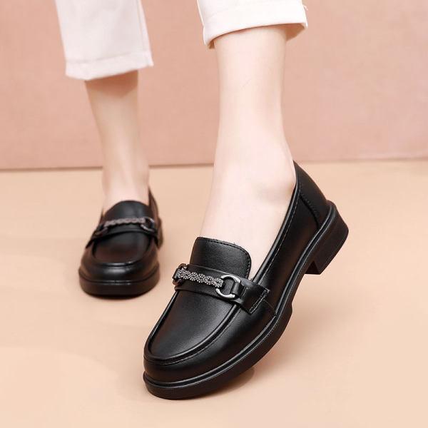 Sieviešu mokasīnu ikdienas modelis ar metāla elementiem