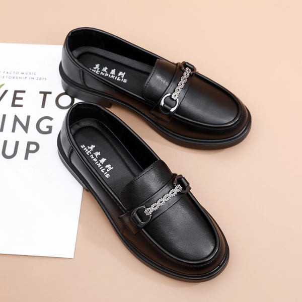 Sieviešu mokasīnu ikdienas modelis ar metāla elementiem