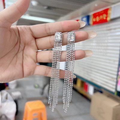 Jauns sieviešu nokareno auskaru modelis ar krāsainiem akmentiņiem