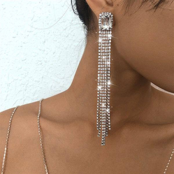 Jauns sieviešu nokareno auskaru modelis ar krāsainiem akmentiņiem