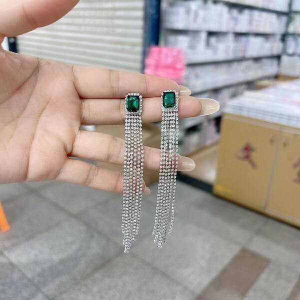 Jauns sieviešu nokareno auskaru modelis ar krāsainiem akmentiņiem