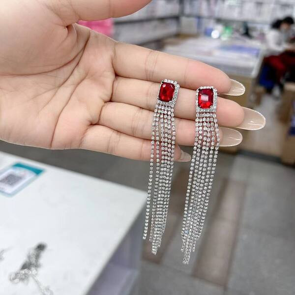 Jauns sieviešu nokareno auskaru modelis ar krāsainiem akmentiņiem