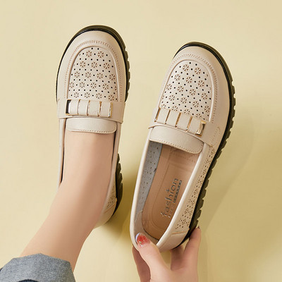 Γυναικεία αναπνέοντα μοκασίνια με μεταλλικό στοιχείο