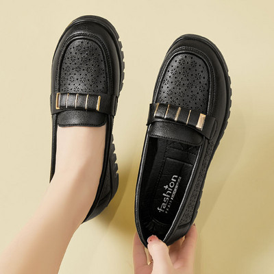 Γυναικεία αναπνέοντα μοκασίνια με μεταλλικό στοιχείο