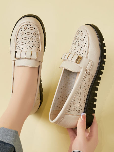 Γυναικεία αναπνέοντα μοκασίνια με μεταλλικό στοιχείο