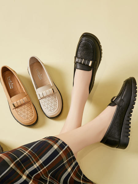 Γυναικεία αναπνέοντα μοκασίνια με μεταλλικό στοιχείο