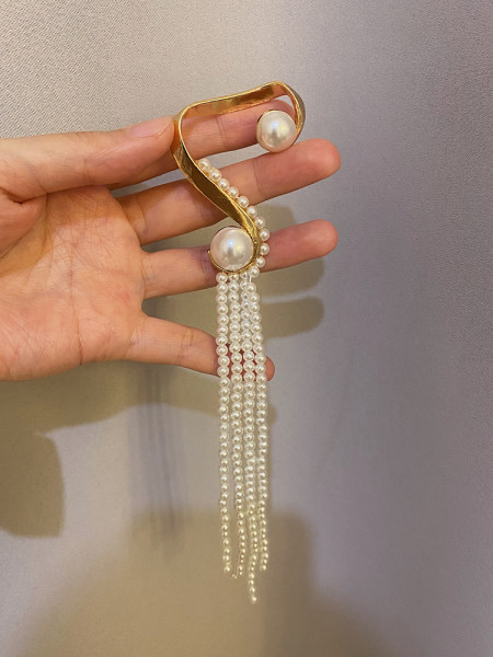 Moteriškas kabantis perlų auskaras