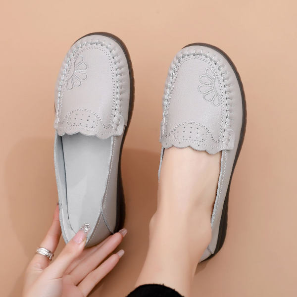 Sieviešu mokasīni ar plakanu zoli