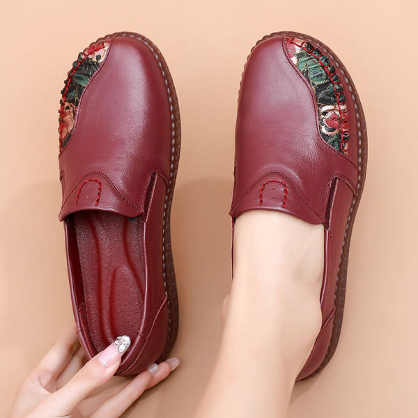 Női bőr mokaszin hímzéssel, lapos talppal