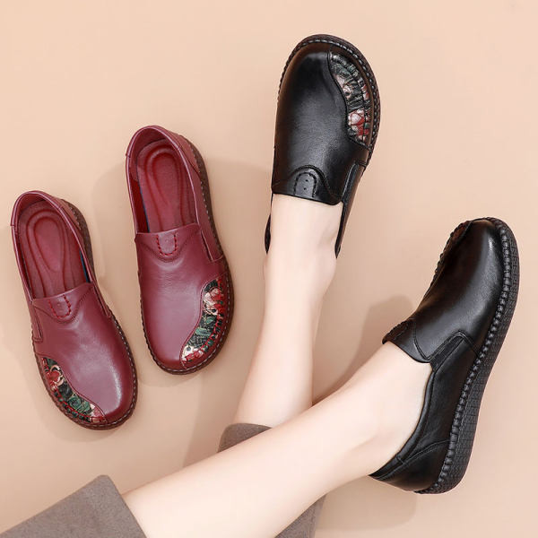 Női bőr mokaszin hímzéssel, lapos talppal