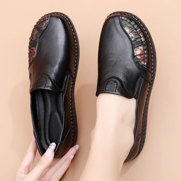 Női bőr mokaszin hímzéssel, lapos talppal