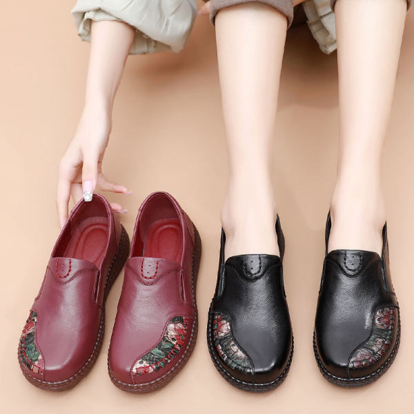 Női bőr mokaszin hímzéssel, lapos talppal