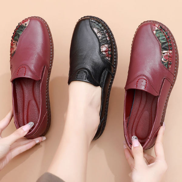 Női bőr mokaszin hímzéssel, lapos talppal