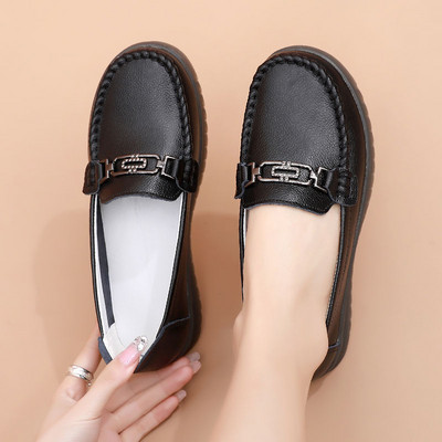 Ženske mokasine sa metalnim elementima