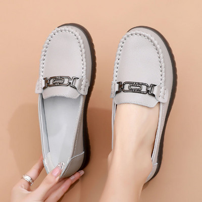 Ženske mokasine sa metalnim elementima