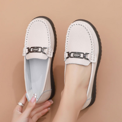 Ženske mokasine sa metalnim elementima