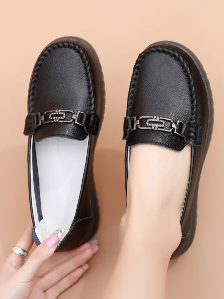 Ženske mokasine sa metalnim elementima