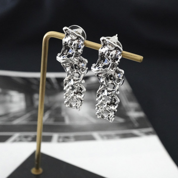 Naujas nestandartinės formos moteriškų auskarų modelis sidabro spalvos